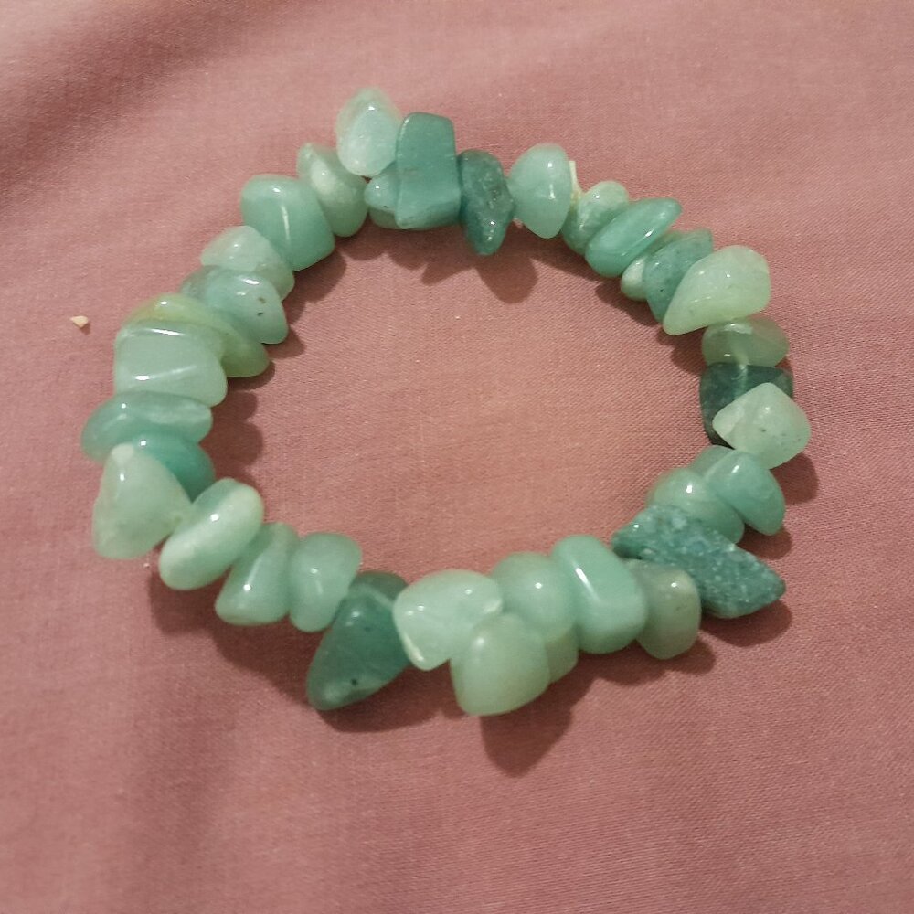 Green stones stretch bracelet